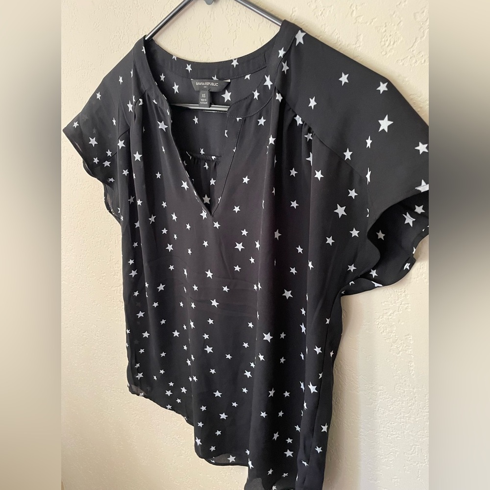 Size XS Banana Republic lightweight short-sleeved top, black w/white stars - Picture 4 of 5